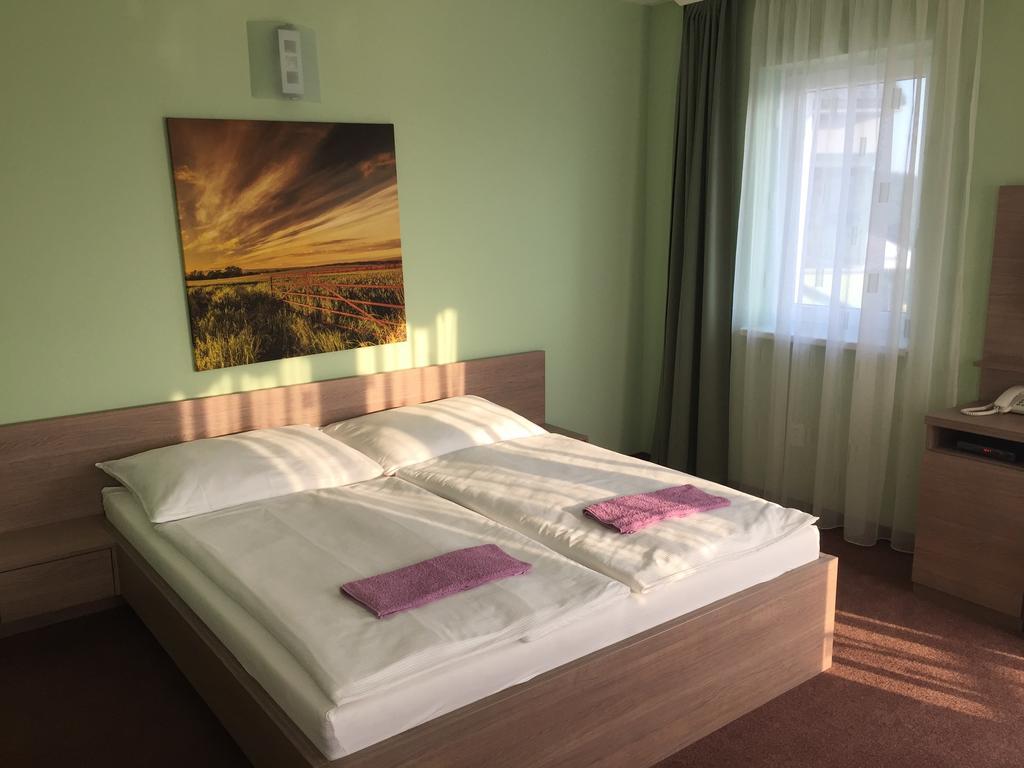 Wellness Pension Inovec&Apartment Houses Jalsove Chambre photo
